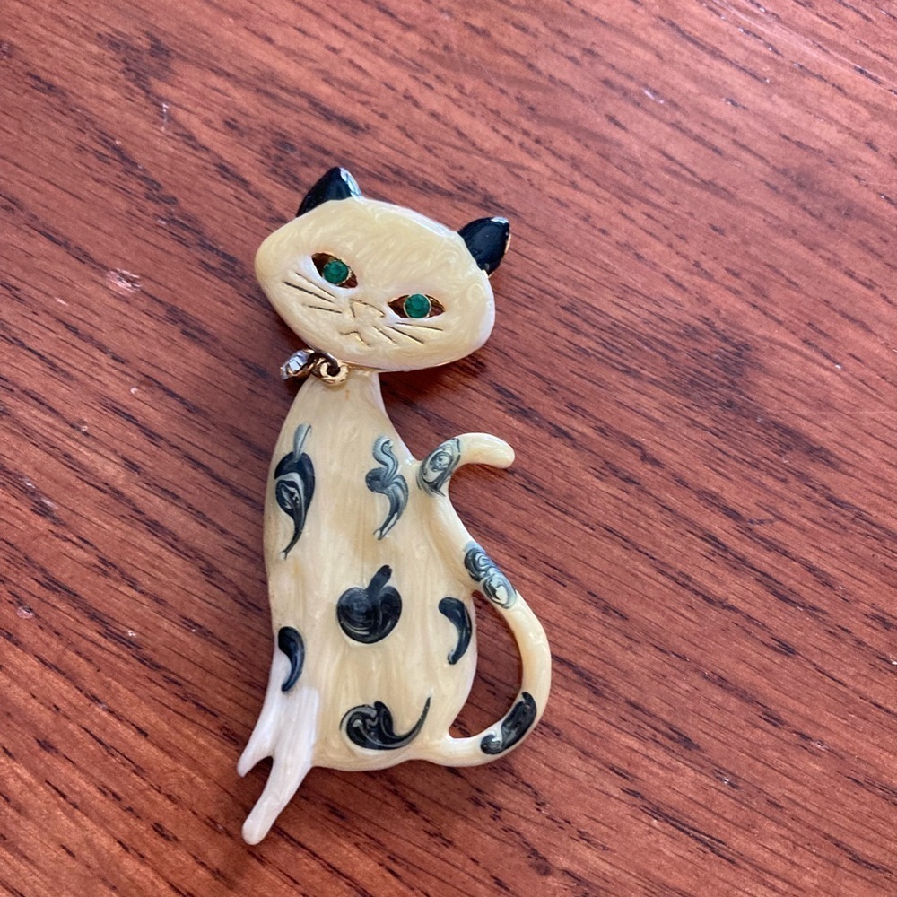 CAT DESIGN GOLD COLOR BROOCH Swinging head Cream Green Rhinestone Vintage